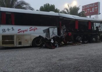 Denizli’de trafik kazası: 1 ölü, 20 yaralı