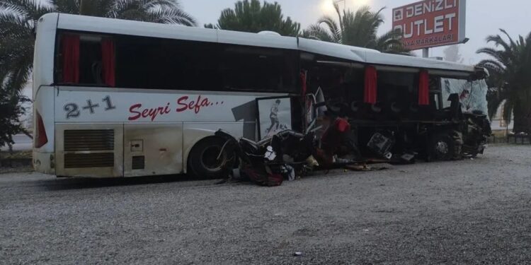 Denizli’de trafik kazası: 1 ölü, 20 yaralı