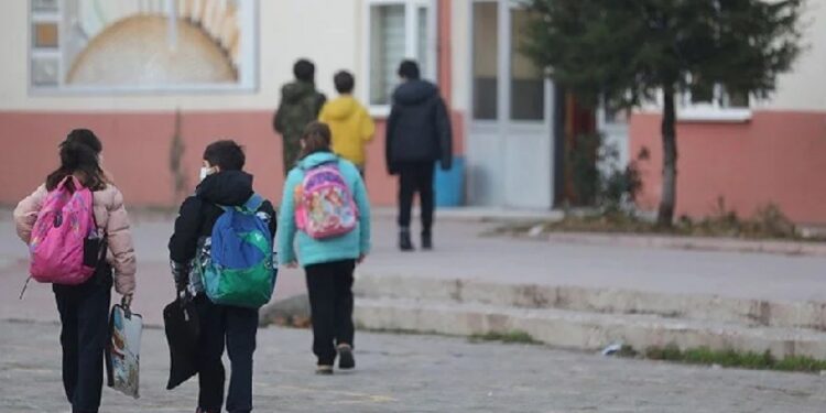 Çocuklar yeterli gıdaya ulaşamıyor