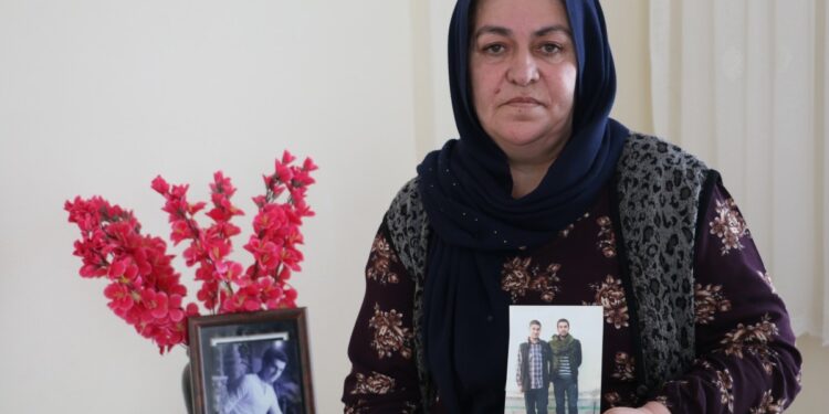 Tahliyesi ertelen tutsağın annesi: Zulme son verilsin