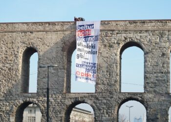 Bozdoğan kemerine ‘insanca yaşanacak ücret’ pankartı astılar