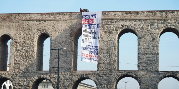 Bozdoğan kemerine ‘insanca yaşanacak ücret’ pankartı astılar