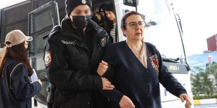 Tahliye edilmeyen ÇHD’li avukat: Ezenin değil ezilenin avukatıyız, bundan vazgeçmeyiz