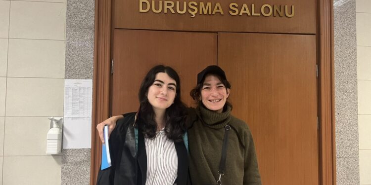 Gazeteci Zeynep Kuray’ın duruşması ertelendi