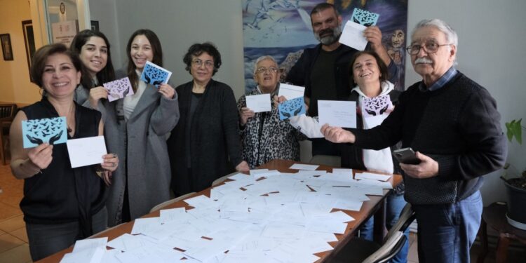 Tutsaklara dayanışma kartı gönderildi