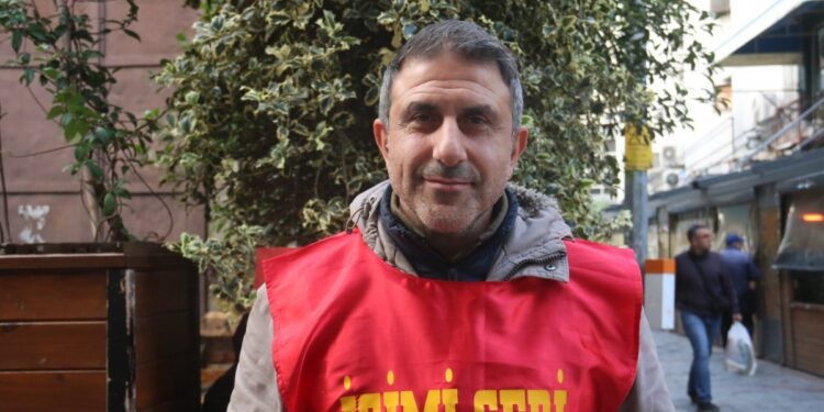 İzmir Belediyesi önünde tek kişilik direniş: Kazanacağım