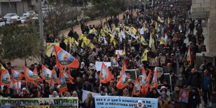Kürt ve Arap halkından QSD’ye destek yürüyüşü