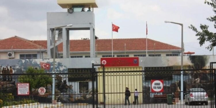 Kırıklar F Tipi’nde tutsaklar yemekten zehirlendi