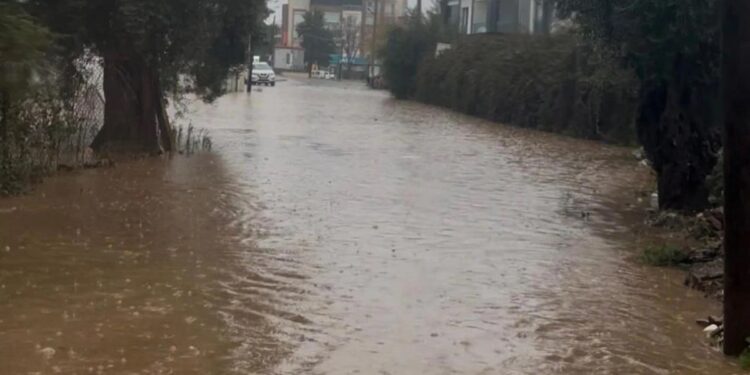 Sağanak yağış Muğla sokaklarını göle çevirdi