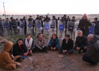Qamişlo sınırında nöbet sürüyor: Kürtlerin kalbi Rojava için atıyor