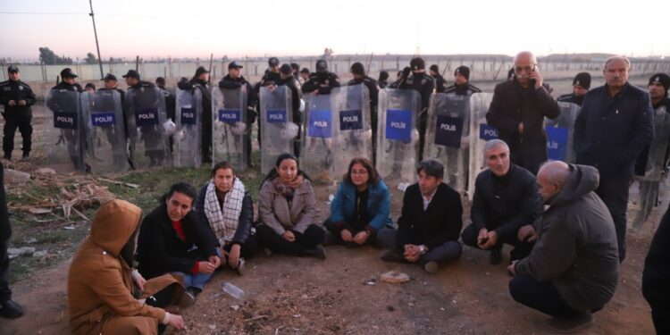 Qamişlo sınırında nöbet sürüyor: Kürtlerin kalbi Rojava için atıyor