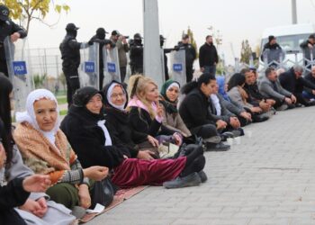Qamişlo sınırındaki nöbet direniş şarkılarıyla sürüyor