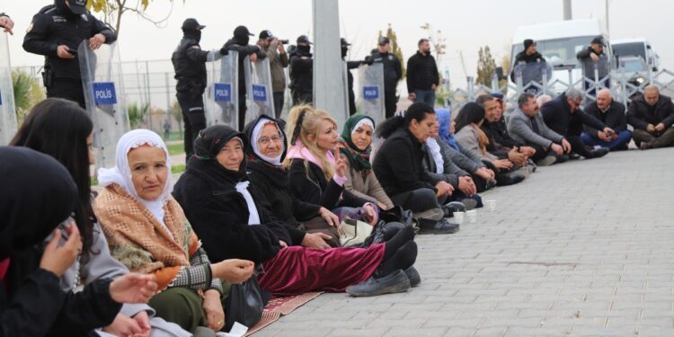 Qamişlo sınırındaki nöbet direniş şarkılarıyla sürüyor