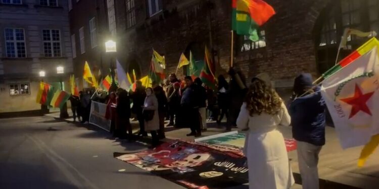 Danirmarka’da parlamento önünde Rojava ve tecrit protestosu