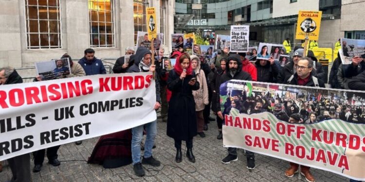 Katledilen gazeteciler için BBC önünde eylem