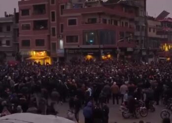 Suriye’deki Aleviler’den kitlesel protesto: Humus’ta sokağa çıkma yasağı