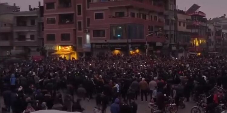 Suriye’deki Aleviler’den kitlesel protesto: Humus’ta sokağa çıkma yasağı