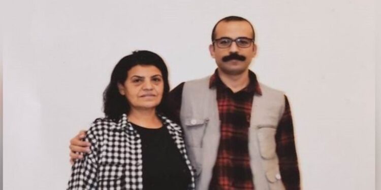 Çift kelepçe dayatmasına karşı çıkan tutsağa şiddet