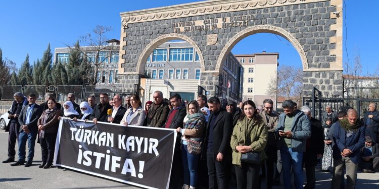 İhraç edilen belediye eşbaşkanın istifası istendi