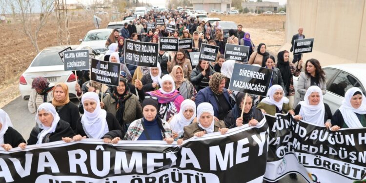 Saldırılara karşı Kobanê sınırında insan zinciri ve yürüyüş