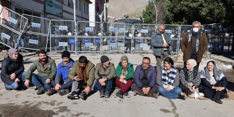 Miks’te nöbet sürüyor: İrademizi gaspçılara teslim etmeyeceğiz