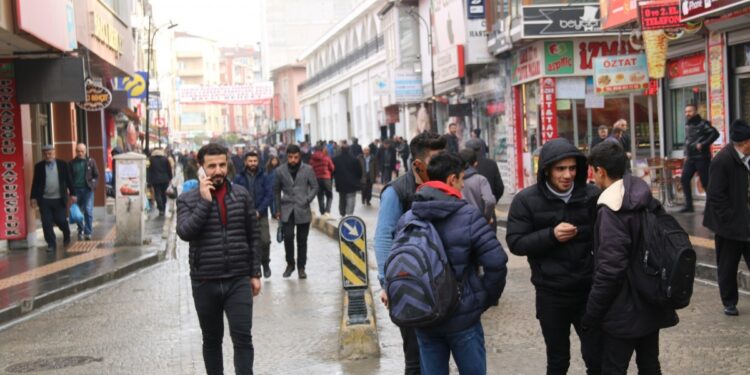 Asgari ücret tepkisi: İktidar bütçeyi savaşa harcıyor