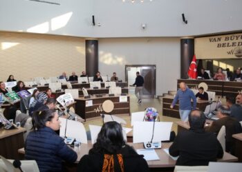 Kayyımı savunan AKP’liler tepki üzerine toplantıyı terk etti