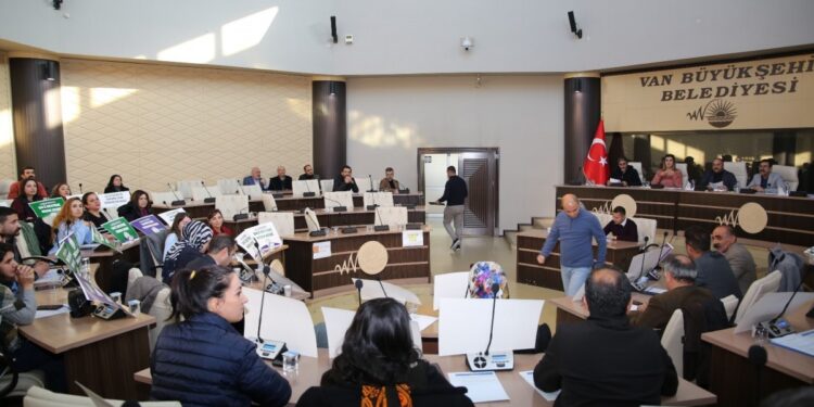 Kayyımı savunan AKP’liler tepki üzerine toplantıyı terk etti