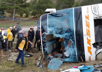 Isparta'da yolcu otobüsü devrildi; 1 ölü, 24 yaralı