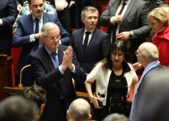 1962’den bu yana bir ilk; Fransa’da güvenoyu alamayan hükümet düştü!