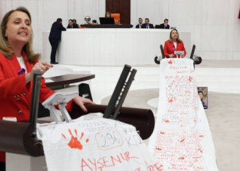 2024 Yılında Katledilen 421 Kadın... CHP'li Vekil Kürsüye Kefenle Geldi, İktidara İsyan Etti