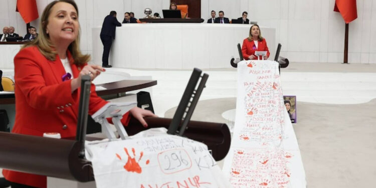 2024 Yılında Katledilen 421 Kadın... CHP'li Vekil Kürsüye Kefenle Geldi, İktidara İsyan Etti