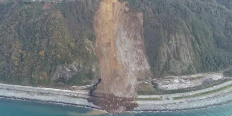 4 kişi hayatını kaybetmişti: Artvin’deki heyelanda 100 bin ton toprak yola akmış!