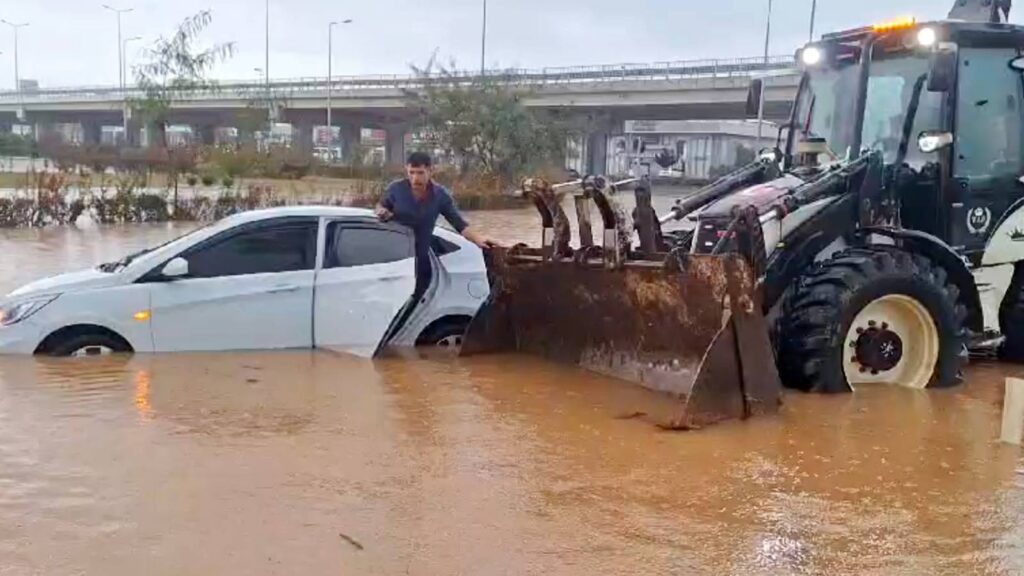 7 ilde 400 sel vakası bildirildi; Manavgat’ta mahsur kalan 236 kişi güvenli alanlara tahliye edildi