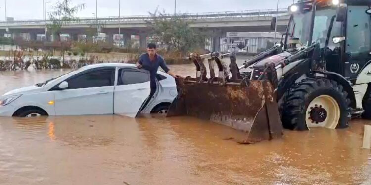 7 ilde 400 sel vakası bildirildi; Manavgat’ta mahsur kalan 236 kişi güvenli alanlara tahliye edildi