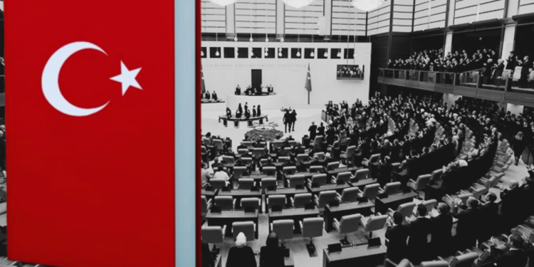 AKP'den Yeni Anayasa İçin Milletvekili Hamlesi: Geçişlerin Arkası Gelecek