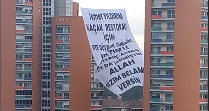 AKP’li Ümraniye Belediye Başkanı’na dev pankartlı protesto: “Allah bizim belamızı versin!”