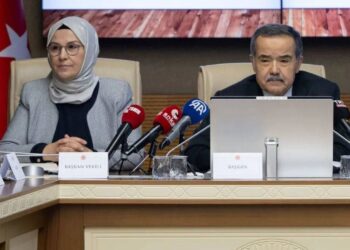 AKP’li vekiller mikrofonu açık unuttu: Çok yanlış yaptı bakan hanım