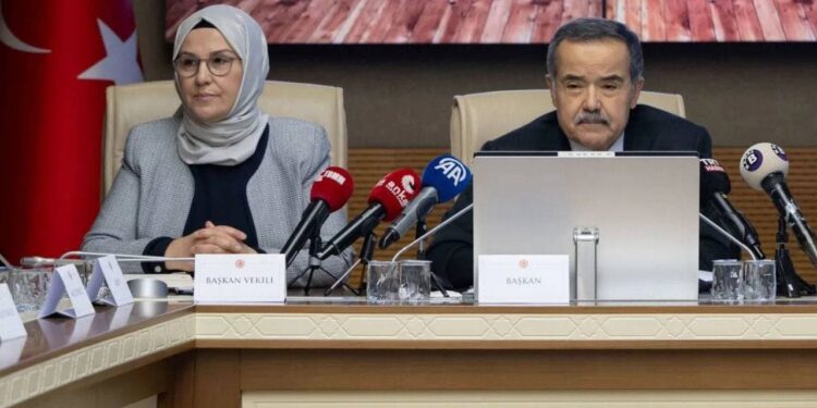 AKP’li vekiller mikrofonu açık unuttu: Çok yanlış yaptı bakan hanım