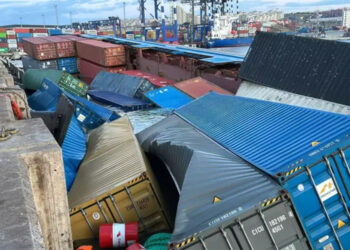 Ambarlı Limanı’nda konteyner gemisi yan yattı: Gemi personeli denize atlayıp canını kurtardı