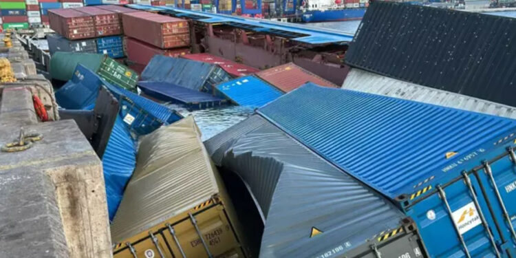 Ambarlı Limanı’nda konteyner gemisi yan yattı: Gemi personeli denize atlayıp canını kurtardı