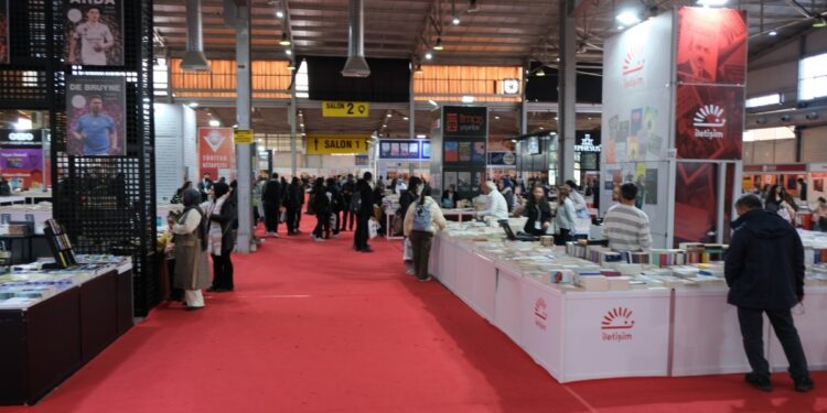 Amed Kitap Fuarı'nı ilk 3 günde 52 bin kişi ziyaret etti