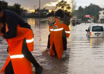 Antalya'da Sel Hayatı Olumsuz Etkiledi: 236 Kişi Mahsur Kaldı