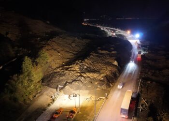 Arhavi'de meydana gelen heyelanda göçük altında kaldığı tespit edilen araç ve 4 gencin cesetlerine ulaşıldı