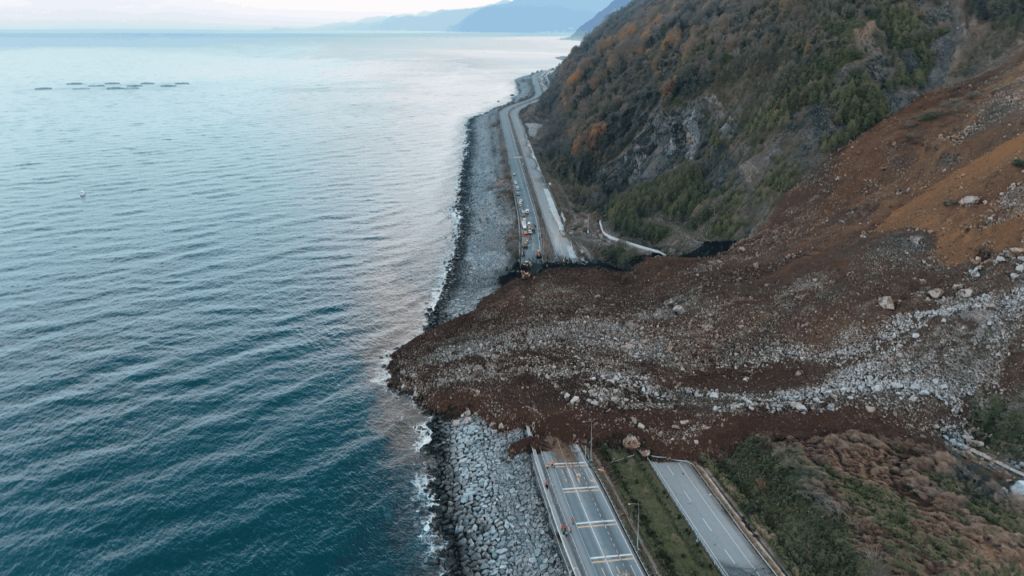 Artvin'de Korkunç Görüntüler: Dağ Denizle Birleşti, Ulaşım Durdu