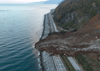 Artvin'de Korkunç Görüntüler: Dağ Denizle Birleşti, Ulaşım Durdu