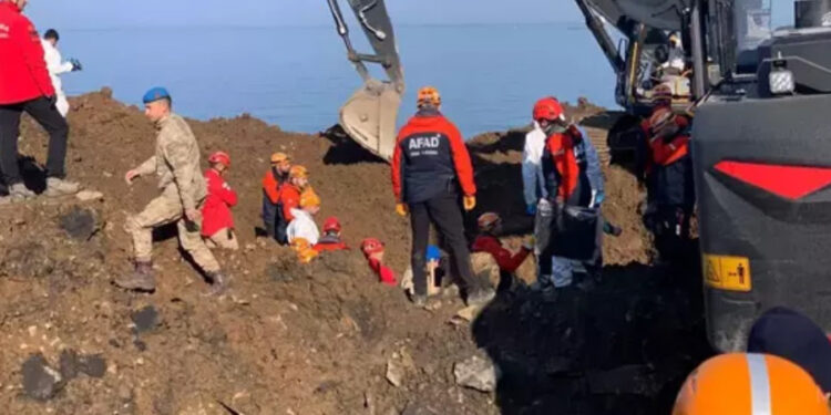 Artvin’de heyelan felaketi: Toprak altında kalan araçtaki 4 kişi öldü