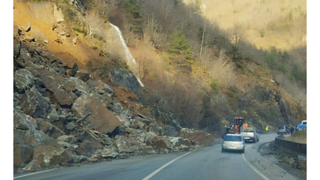 Artvin'de heyelan; "moloz çığı" şeklinde gerçekleşmiş