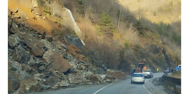 Artvin'de heyelan; "moloz çığı" şeklinde gerçekleşmiş