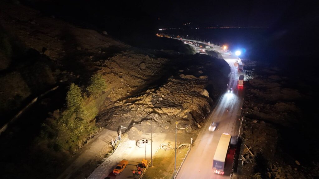 Artvin'de heyelan sonucu kapanan Karadeniz Sahil Yolu tek şeritten ulaşıma açıldı; toprak altında kalan araçta 3 kişi aranıyor